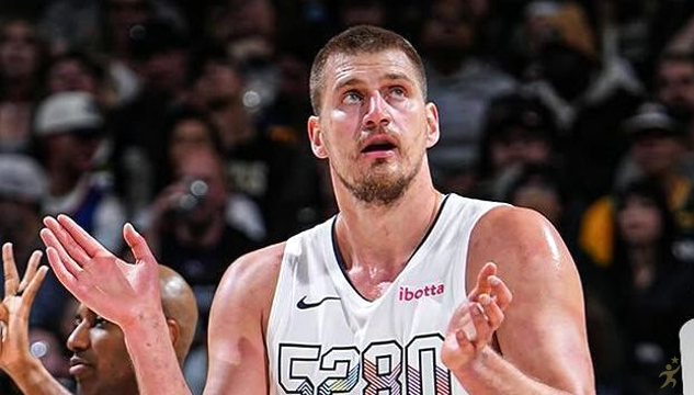 NBA multa Jokic e Randle por confusão em playoff