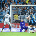 Grêmio empata com Remo em jogo marcado por defesas e expulsão