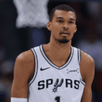 Wembanyama se lesiona e perde jogo crucial na disputa por prêmios da NBA