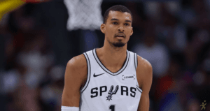 Wembanyama se lesiona e perde jogo crucial na disputa por prêmios da NBA