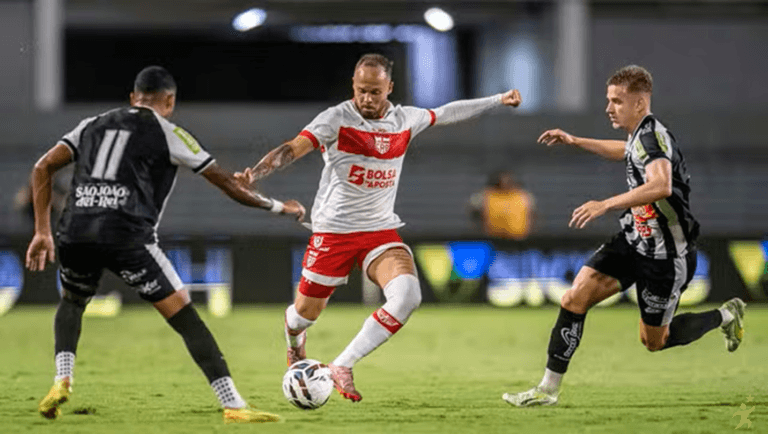 Ronaldo Tavares faz hat-trick e comanda virada do Athletic sobre o CRB