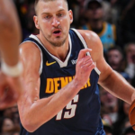 Jokic lidera Nuggets e mantém série viva contra Timberwolves