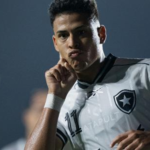 Botafogo vence Vasco de virada e se afasta do rebaixamento