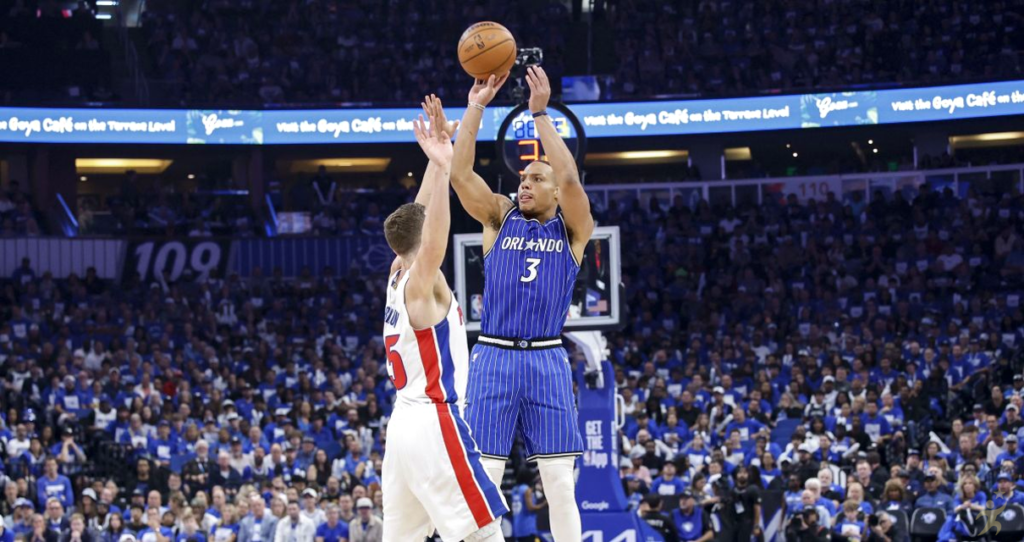 Magic vence Pistons e fica a uma vitória da próxima fase