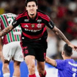 Flamengo vence Fluminense e assume vice-liderança do Brasileirão