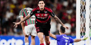 Flamengo vence Fluminense e assume vice-liderança do Brasileirão