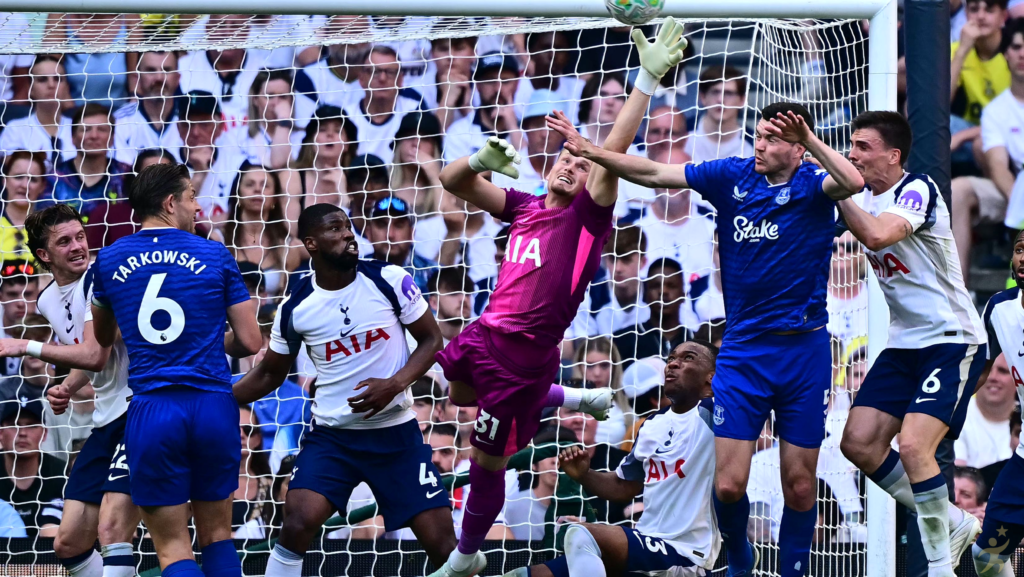 Gary Neville critica atraso do VAR em jogo decisivo do Tottenham