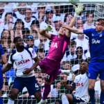 Gary Neville critica atraso do VAR em jogo decisivo do Tottenham