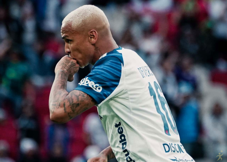 Deyverson decide e LDU vence antes de duelo crucial na Libertadores