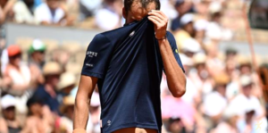 Medvedev cai e Sinner fica ainda mais favorito em Roland Garros