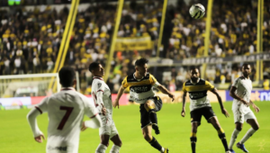Criciúma e Atlético-GO empatam em jogo eletrizante pela Série B
