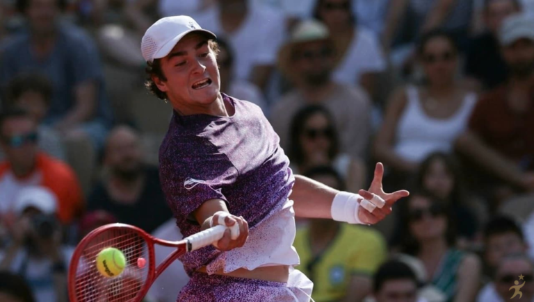 João Fonseca vence na estreia em Roland Garros em sets diretos