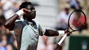 Francês de 17 anos quebra recorde histórico em Roland Garros