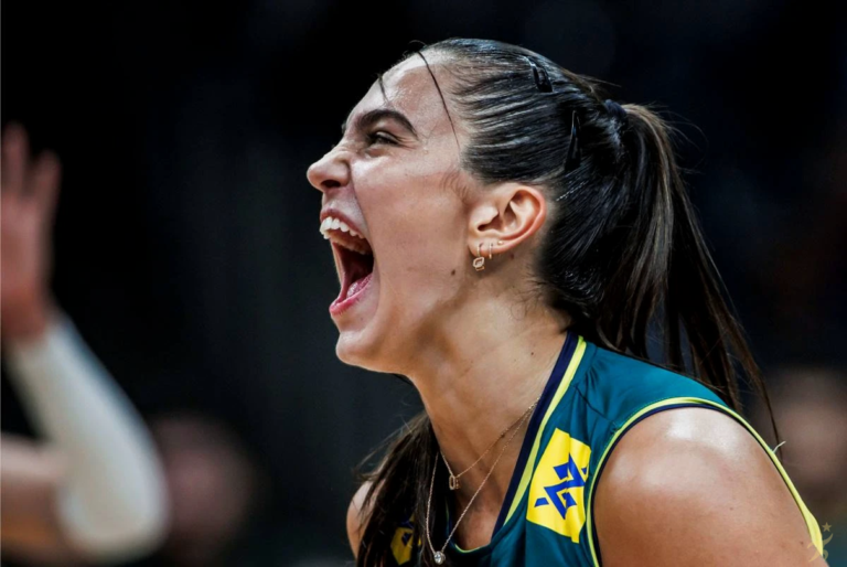 Júlia Kudiess é anunciada pelo Novara e assume namoro com Leo Lukas