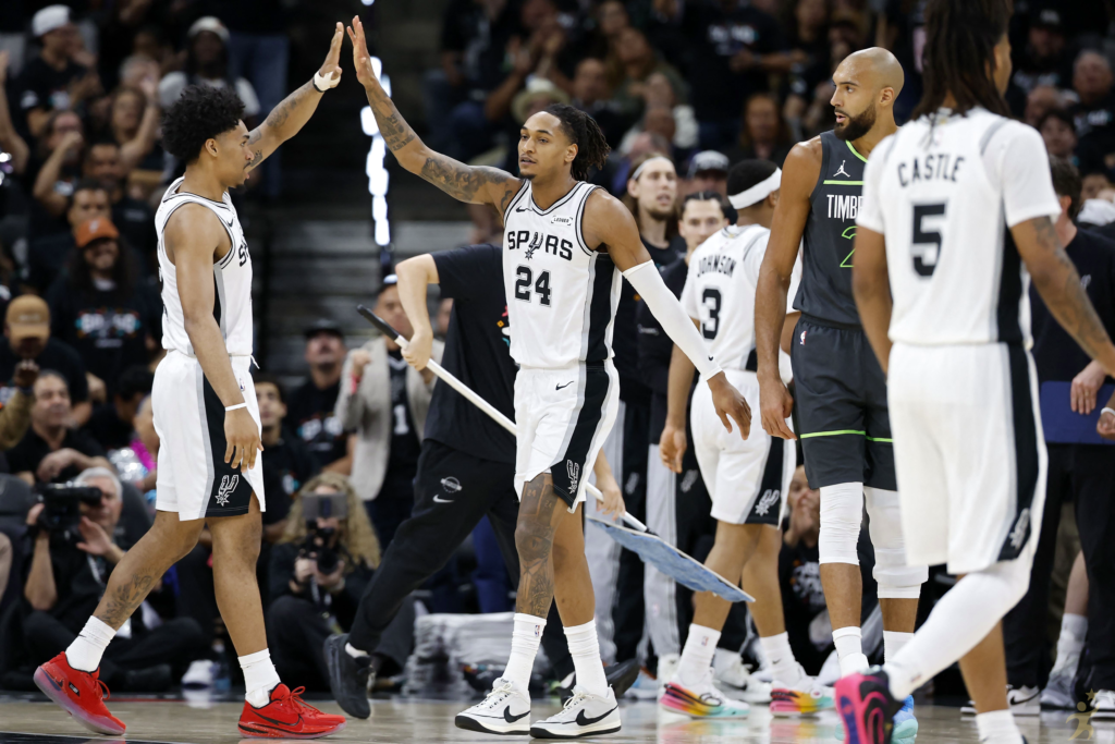 Vassell acerta arremesso no ar em vitória dos Spurs nos playoffs