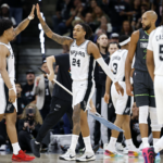 Vassell acerta arremesso no ar em vitória dos Spurs nos playoffs