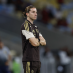 Filipe Luís é favorito para treinar Bayer Leverkusen na Alemanha
