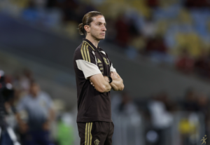 Filipe Luís é favorito para treinar Bayer Leverkusen na Alemanha