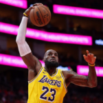 Lakers vencem Jogo 6 e eliminam Rockets com LeBron James decisivo