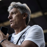 Vasco: Renato Gaúcho pede demissão, mas diretoria o convence