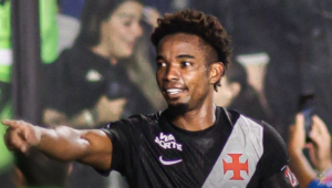 Vasco vence Athletico-PR e volta a vencer no Brasileirão