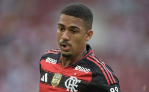 Samuel Lino minimiza provocações entre Palmeiras e Flamengo