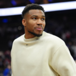 Milwaukee Bucks abre mercado para trocar Giannis Antetokounmpo