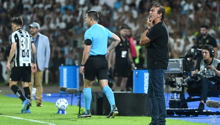 Torcedores criticam Cuca após tropeço do Santos na Sul-Americana