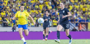 Brasil perde para EUA em amistoso com polêmica de arbitragem