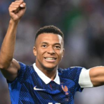 França atropela Iraque com dois gols de Mbappé e lidera Grupo I