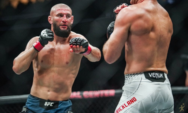 Chimaev descarta subida de categoria e promete revanche brutal contra Strickland