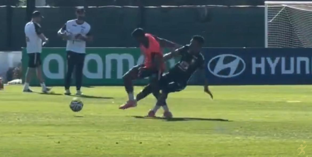 Endrick sofre entrada dura de Casemiro em treino da seleção