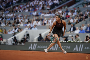 Sabalenka supera Osaka pela 3ª vez no ano e vai às quartas em Paris