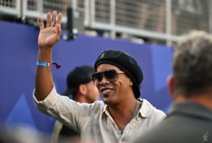 Aos 46 anos, Ronaldinho Gaúcho volta ao futebol na 3ª divisão italiana
