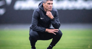 Pedro Emanuel estreia no Vasco contra o Vitória; veja escalação