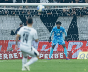 Hugo Souza completa dois anos no Corinthians e consolida papel de destaque no time