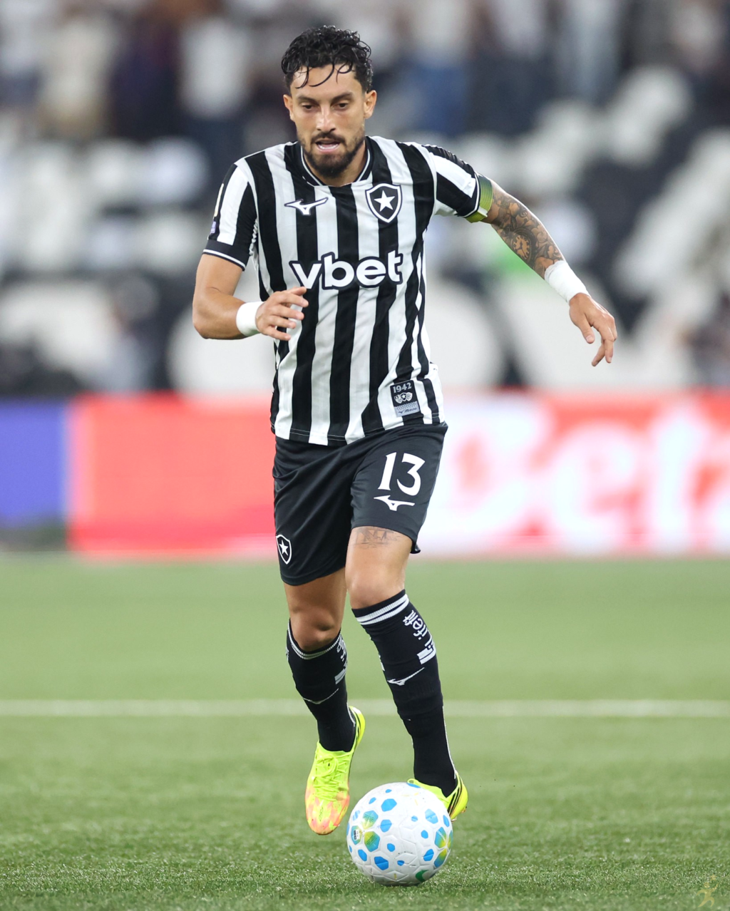 Alex Telles prioriza campo e adia renovação com Botafogo