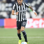 Alex Telles prioriza campo e adia renovação com Botafogo