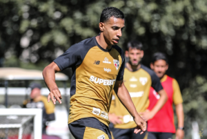São Paulo ganha reforços Victor Sá e Newton para duelo com Athletico-PR