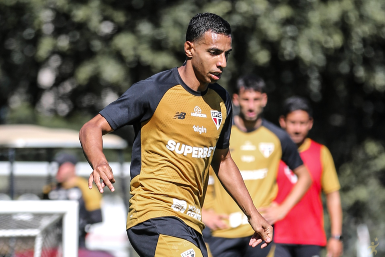 São Paulo ganha reforços Victor Sá e Newton para duelo com Athletico-PR