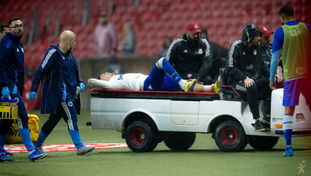 Gabriel Pec sofre fratura na perna em estreia pelo Cruzeiro