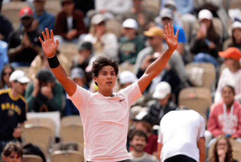 Guto Miguel, campeão juvenil em Roland Garros, declara admiração por João Fonseca