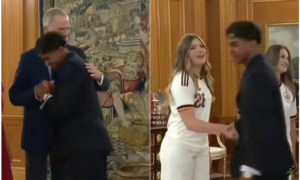 Lamine Yamal gera polêmica em encontro com família real após Copa