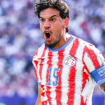 Gustavo Gómez é exaltado por torcida paraguaia após jogo contra França