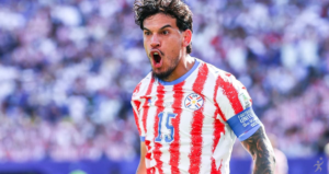 Gustavo Gómez é exaltado por torcida paraguaia após jogo contra França