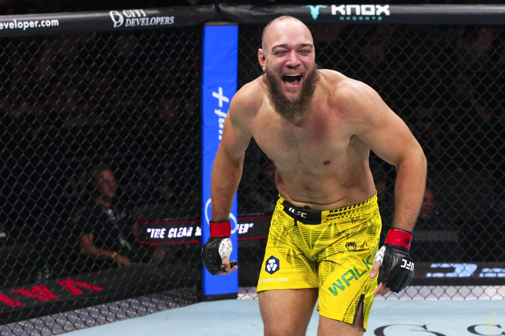 Valter Walker finaliza e fatura bônus no UFC Abu Dhabi