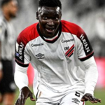 Viveros brilha e Athletico cola no Flamengo com vitória