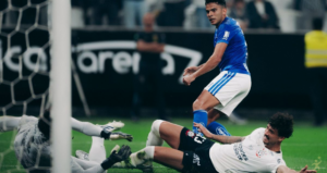 Cruzeiro vence Corinthians e assume a quinta colocação