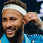 Corintiano chora ao receber camisa de Neymar e é hostilizado