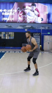 Stephen Curry surpreende com malabarismo em treino da NBA